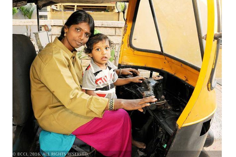 Bengaluru: This 22-Year-Old Single Mother Drives An Auto-Rickshaw While Preparing For IAS