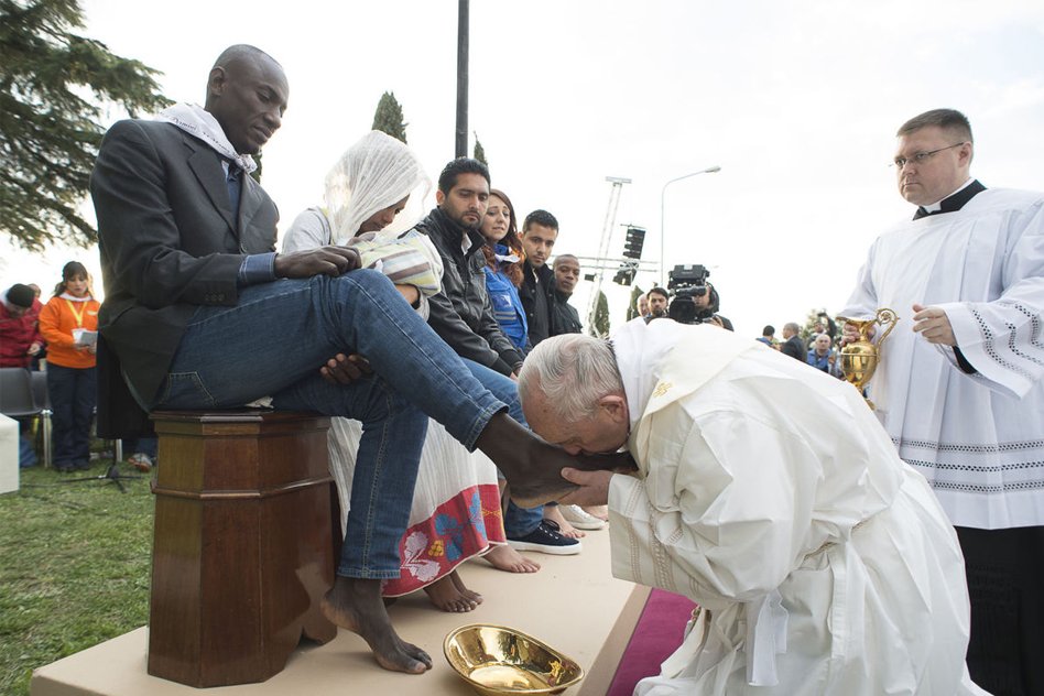 Pope Francis Washes Feet Of Muslim, Hindu, Catholic Refugees For Easter Week