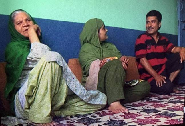 Kashmiri Couple Risks The Curfew To Take Food For Starving Pandit Friends Family