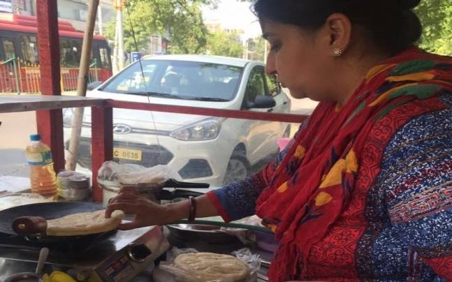 Gurgaon Woman Sells Chole Khulche To Run Her Family After Husband Met With Accident