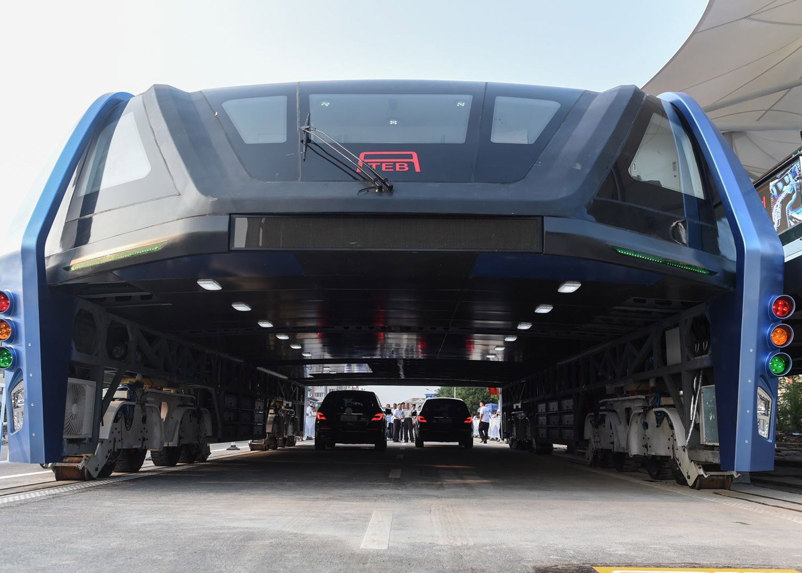China’s Elevated “Straddling” Bus Is A Reality Now, India Interested To Adopt It As Well