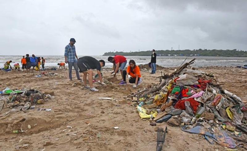 Mumbai: Hundreds Gather In Versova Beach And Cleared 2.8 Lakh Kg Of Garbage In 5 Hours