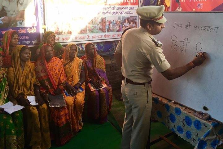 ‘Meri Pathshala’ A Unique School In Bihar Where Policemen Conduct Classes For Migrants