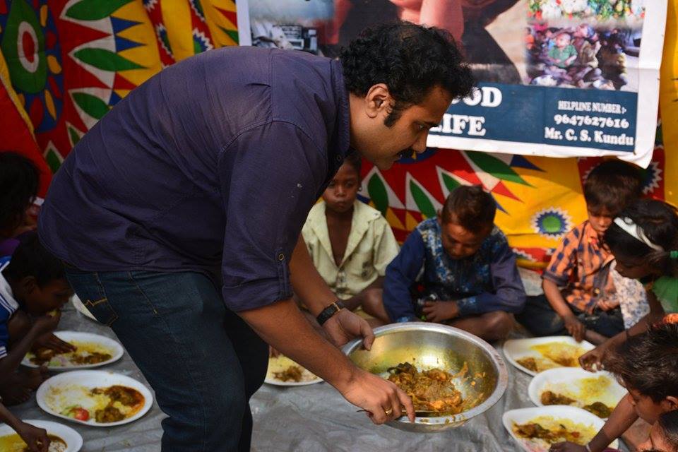 WB: A Computer Science Teacher Who Is Serving Excess Food From Canteens & Restaurants To Feed The Poor