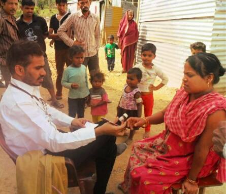 The Bengaluru Doctor Who Is Providing Healthcare To People Who Lack Access To Basic Health Facilities