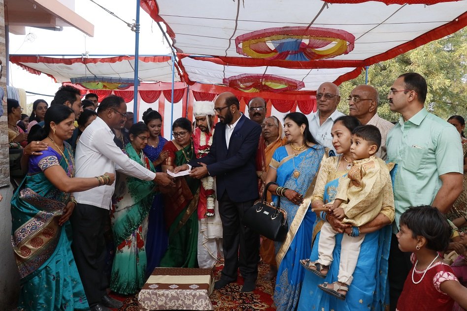 Instead Of Spending On A Grand Wedding, This Family Donated Rs 1.7 Lakh For An RO Water Plant To The Village