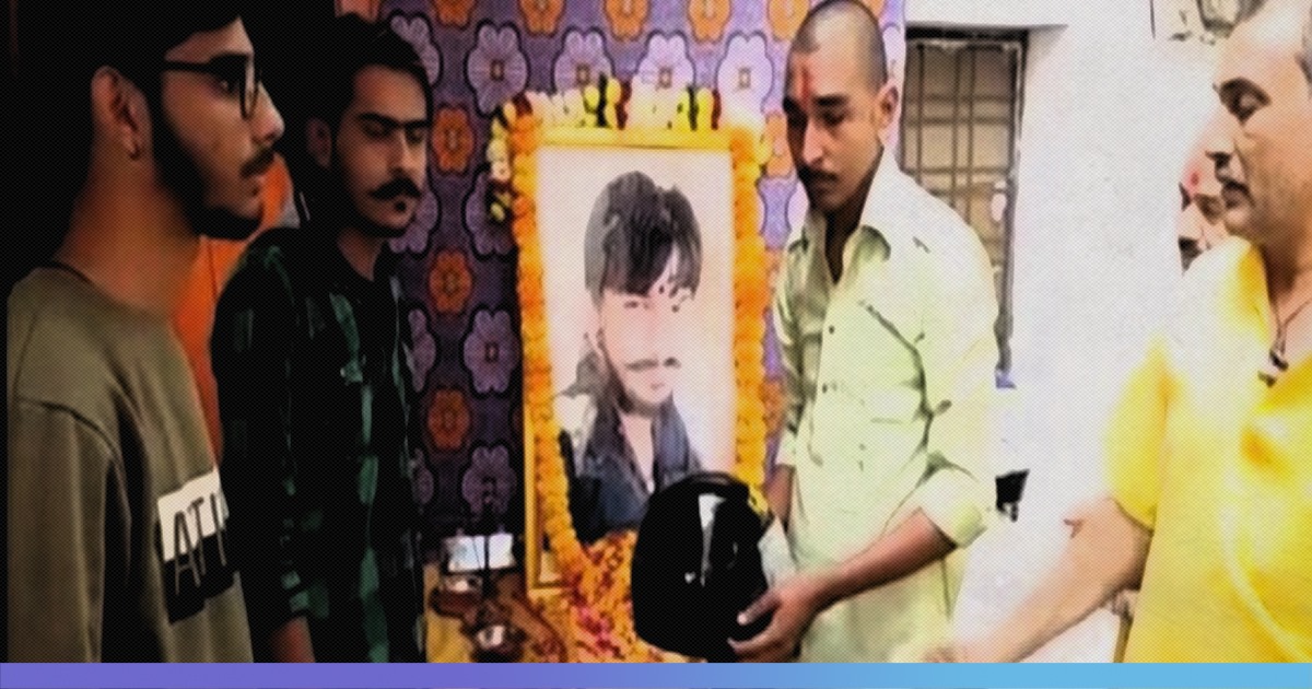 Father Distributes Helmets At Condolence Meet Of Son Who Died In Accident In Madhya Pradesh