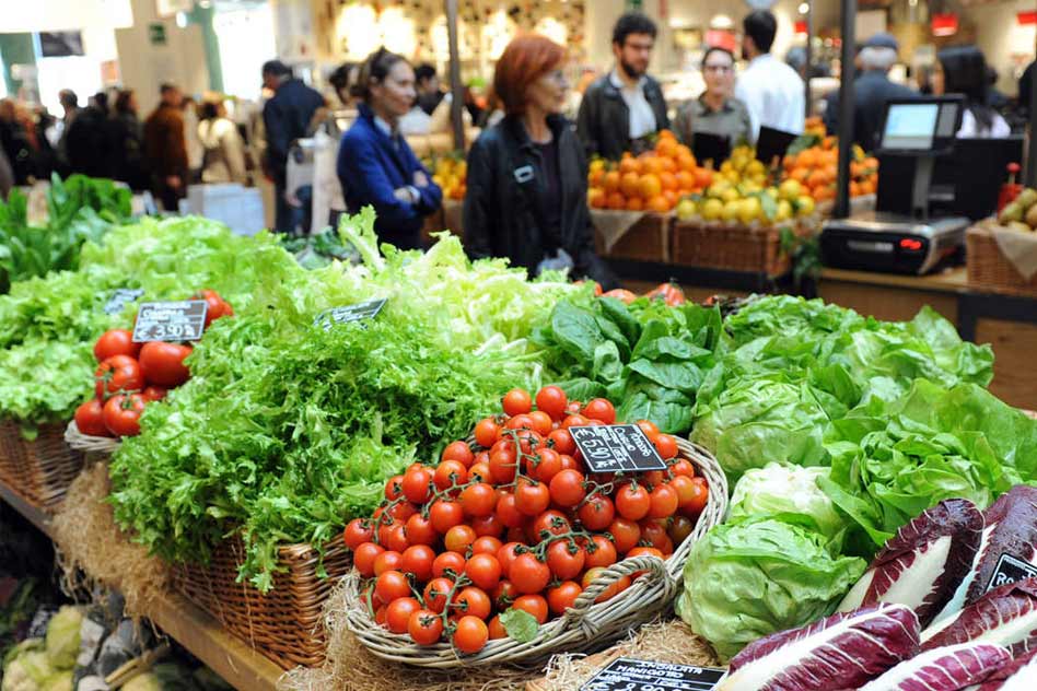 France:  Supermarkets To Give Unsold Food To Charities Under New Law