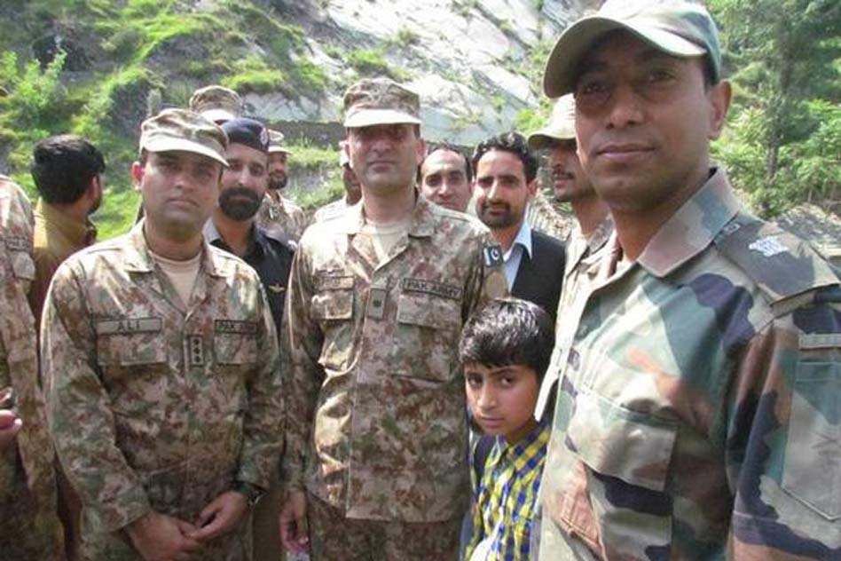 Indian Army Hands Back Pakistani Boy Who Crossed LoC by Mistake With Sweets & Clothes!
