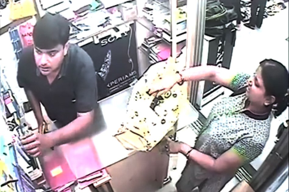CCTV Video: Lady Steals A Smartphone & Walks Away; Dear Vendors, Please Be Cautious