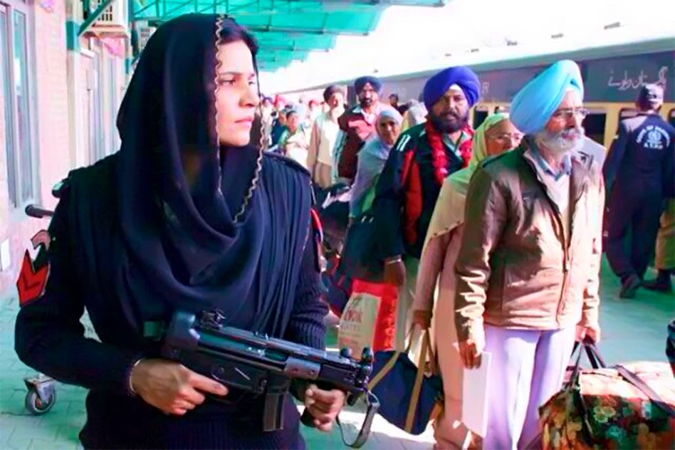 Pakistani Female Commando Guarding Indian Sikhs As They Arrive in Pakistan For Religious Tour