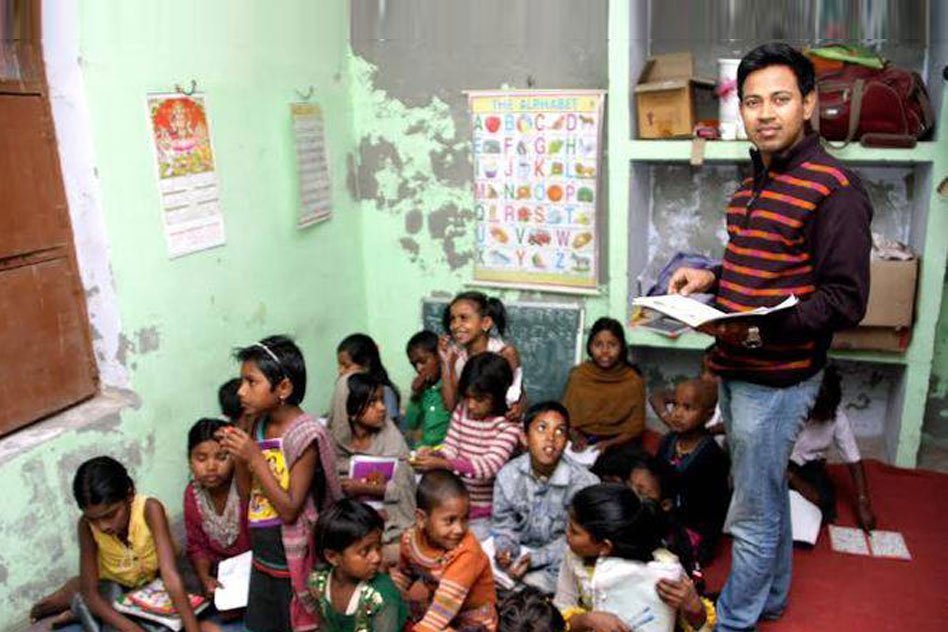 Meet The Teacher Who Not Only Teaches IIM Students But Also Children Of Ragpickers