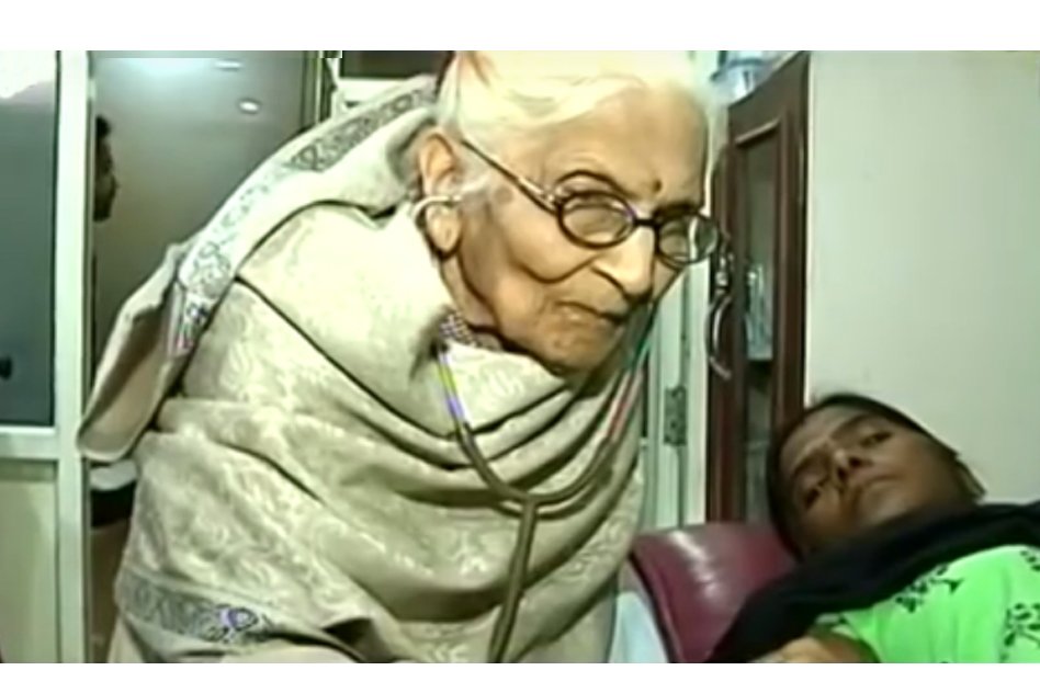 Inspiring Story Of A 91-Yr-Old Lady, Who Has Been Treating Her Patients For Free Since 1948