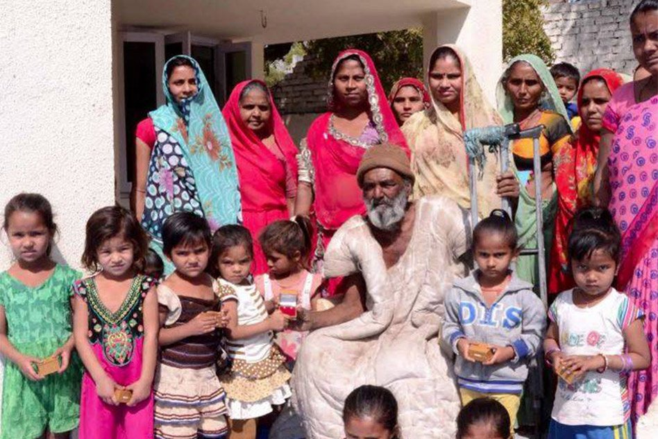 This Beggar Donated Rs 80,000 & Gifted 10 Gold Earings To Poor Girls To Make Them Self-Reliant