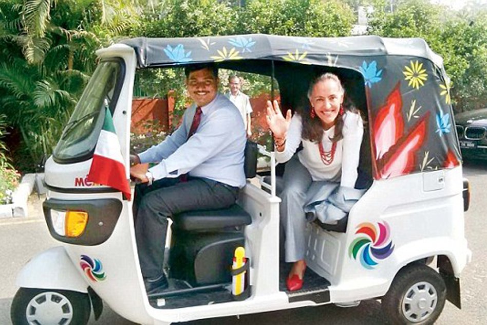 Video: Breaking Away From The Lavish Lifestyle, Mexico’s Diplomat To India Rides On Auto-Rickshaw