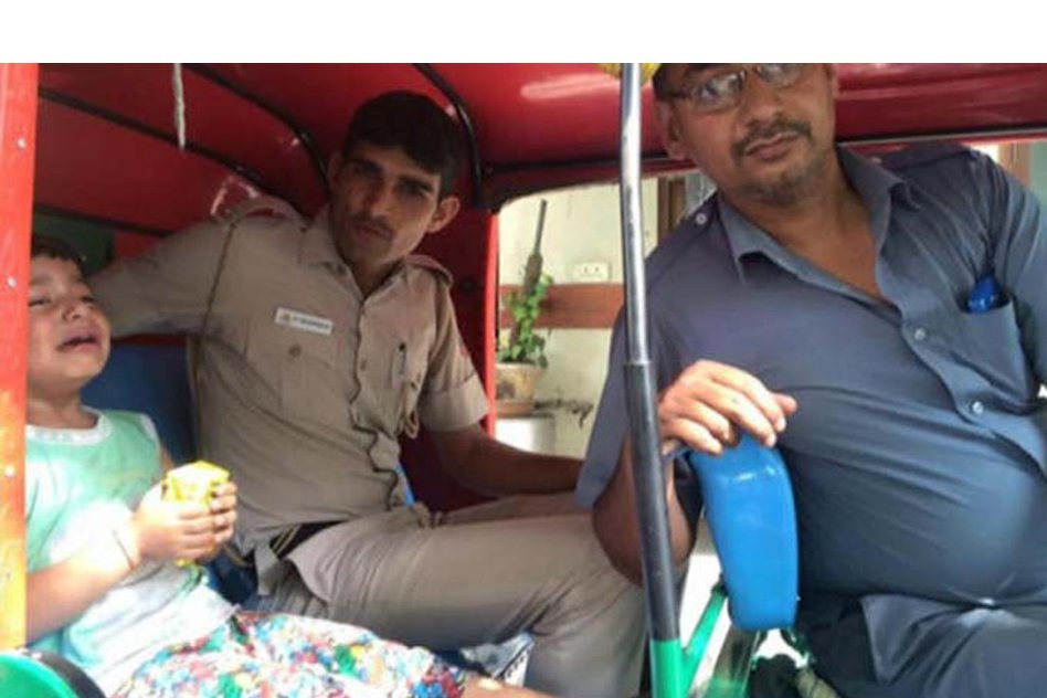 Delhi Constable & Auto-Rickshaw Driver Went Door-To-Door To Help A Lost Child Find His Home
