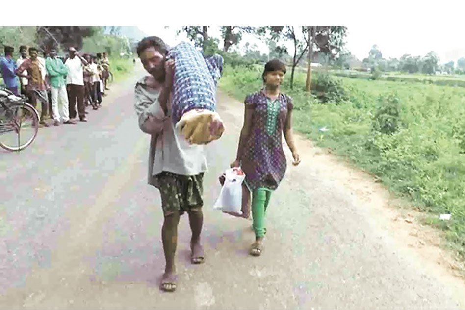 [Video] Odisha: No Money To Get A Vehicle, Tribal Man Walks 10 KM Carrying Wifes Body On His Shoulder