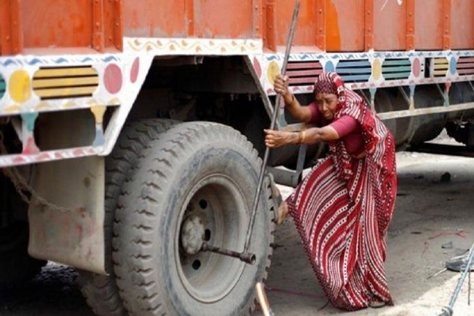 Video: This 55-Year-Old Woman Is Breaking The Stereotypes By Being Indias First Lady Truck Mechanic