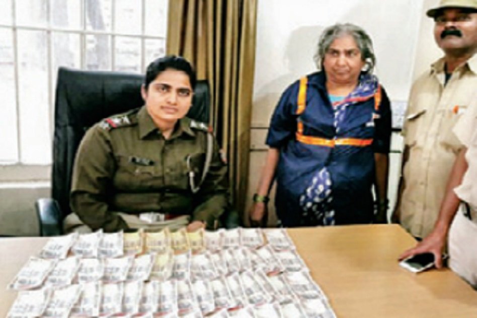Sweeper Finds Bag Filled With 52 Rs 1,000 Notes, Hands It Over To The Police