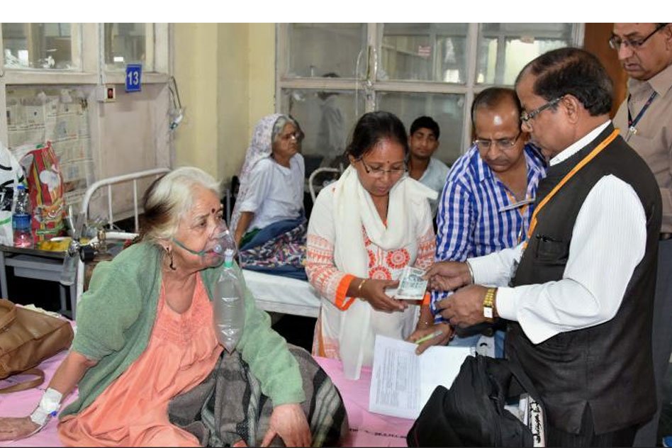 Postal Officials Help Patients To Exchange Money In Delhi Hospitals