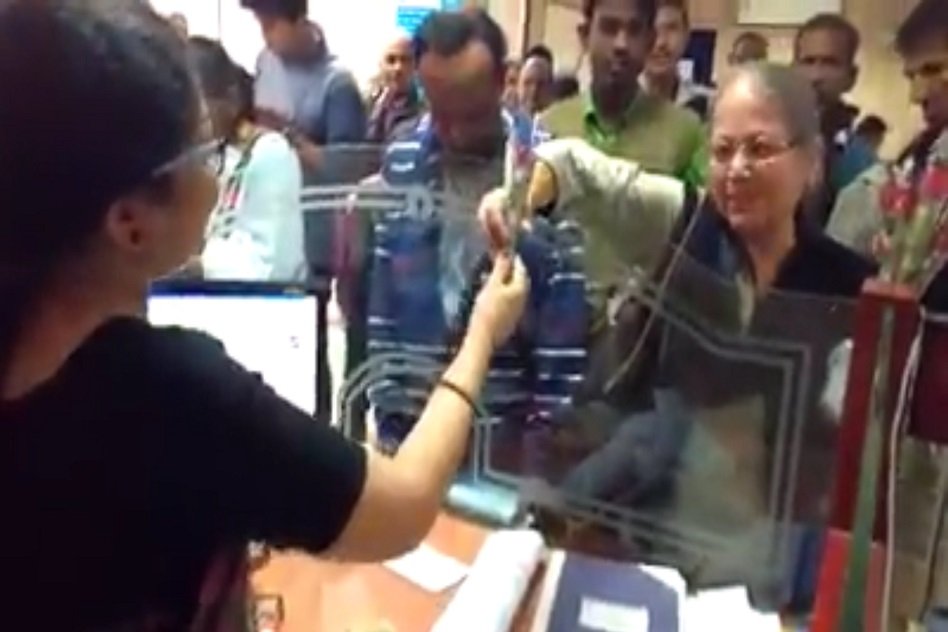 [Watch] An Elderly Lady Thanks Overworked Staff At SBI Branch In Lucknow By Giving Roses To Them