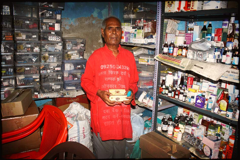 Medicine Baba – A 79 Year Old Man Who Collects Leftover Medicines For The Poor