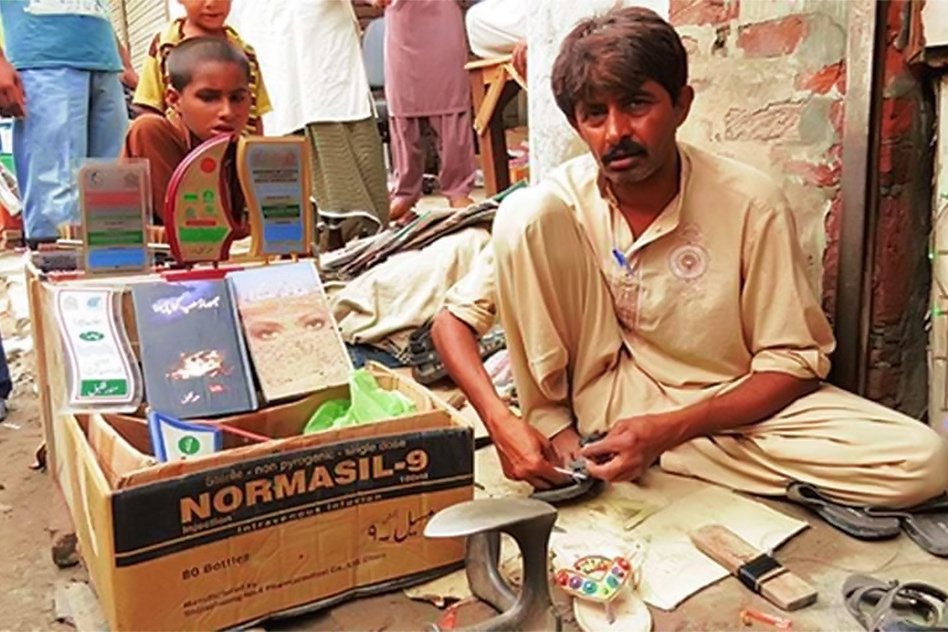 Meet Munawar Shakeel, A Cobbler Who Is Also A Poet And Author Of Five Award-Winning Books!