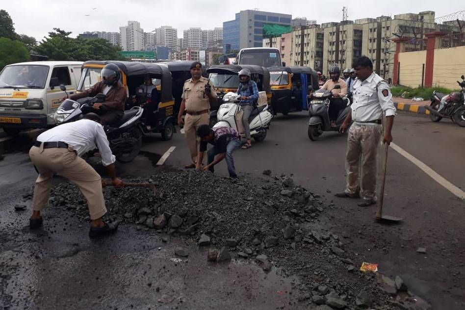 Amidst Heavy Rain, Mumbai Traffic Police Fill Potholes On Highway