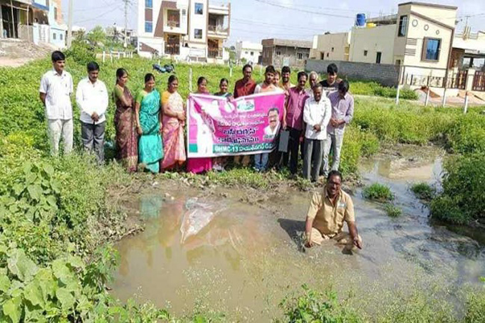 Hyderabad Corporator Takes A Tough Stand Against Sewage Problems, Sits In Sump For 3Hrs