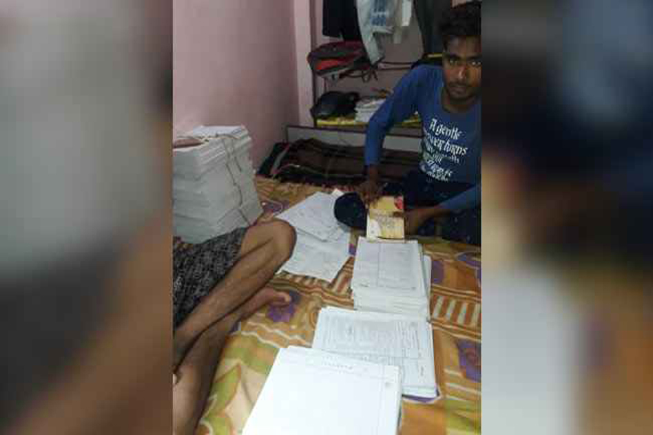 [Video] First Year Students Check Answer Sheets Of Final Year Students In MP University, Probe Ordered
