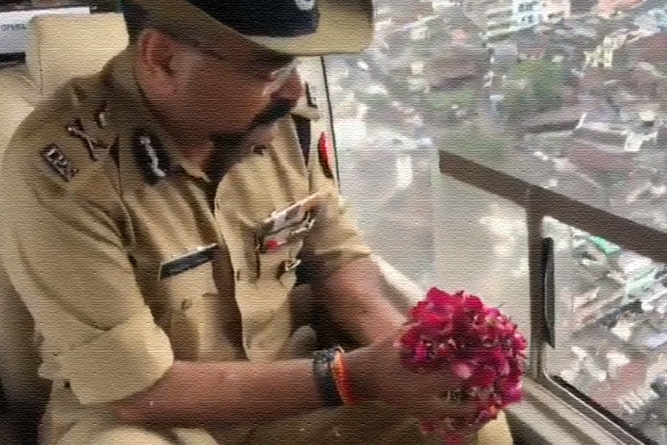 [Video] In UP, Top Cops Shower Rose Petals On Kanwariyas From Helicopter