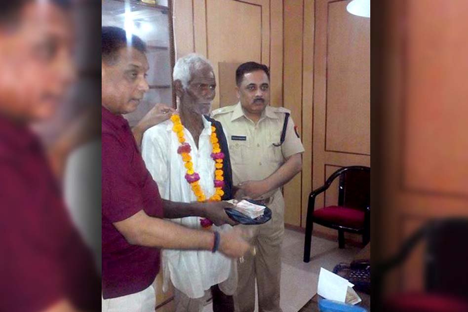 Old Man Returns Rs. 90,000, He Found On The Road