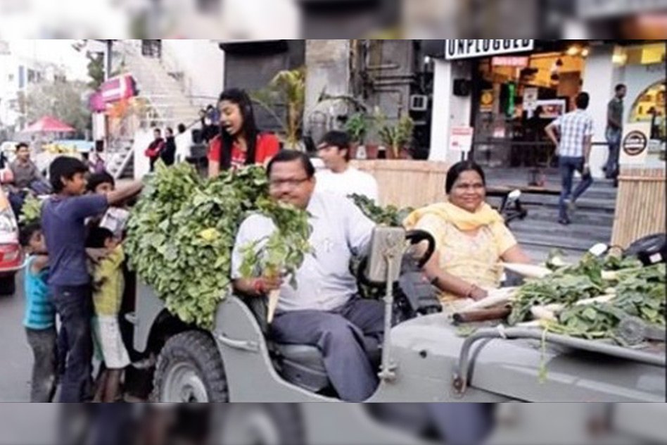 This Ahmedabad Couple Distributes Vegetables & Fruits To The Poor For Free