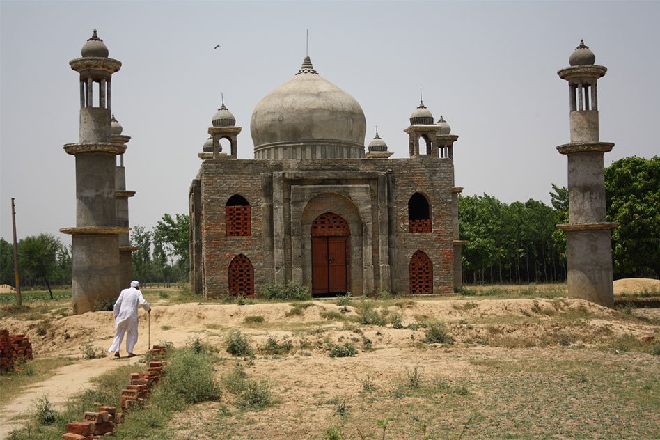 [W/R] Meet A Retired Postmaster From UP, Who Is Building Taj Mahal For His Mumtaj