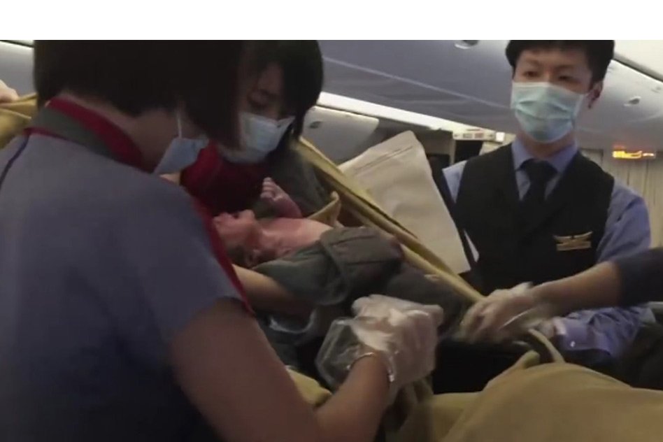 [Watch] US Doctor Delivers Baby On Flight From Taiwan