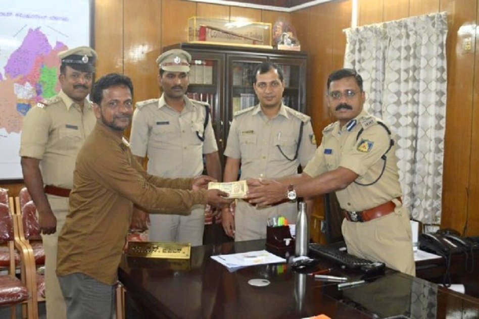An Honest Auto Driver In Belgaum Returns Rs 1 Lakh To The Police Commissioner