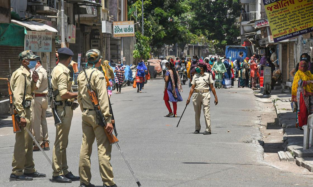 Locals Hurl Stones At Policemen Enforcing Lockdown in Surat, Cop Injured