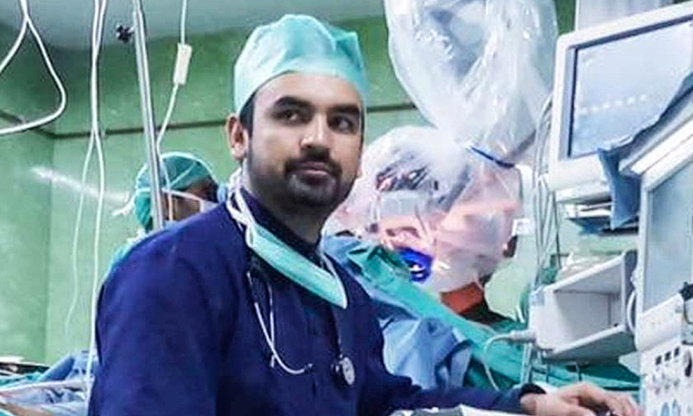Duty Over Self: AIIMS Doctor Removes Protective Gear To Save Patients Life, Sent To Quarantine For 14 Days