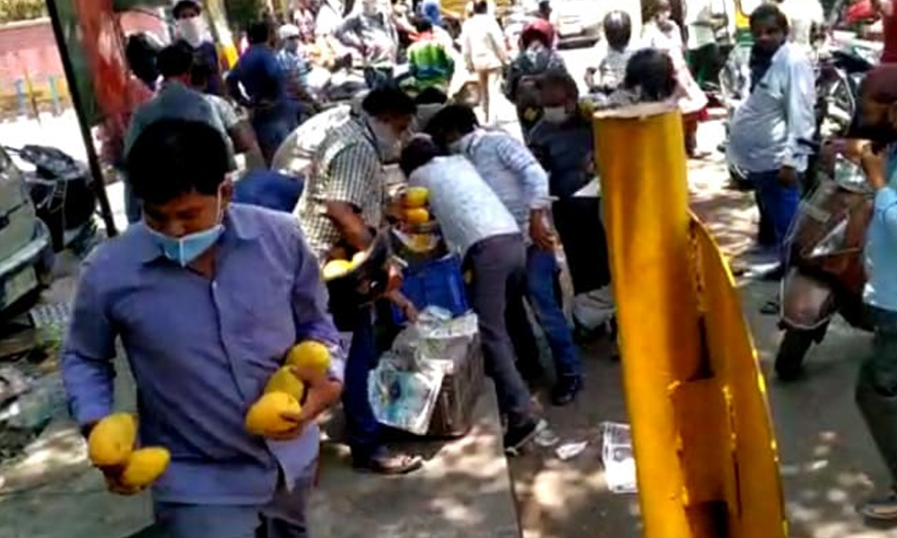 [Video] People Loot Mangoes Worth Rs 30,000 From Street Vendors In Delhi