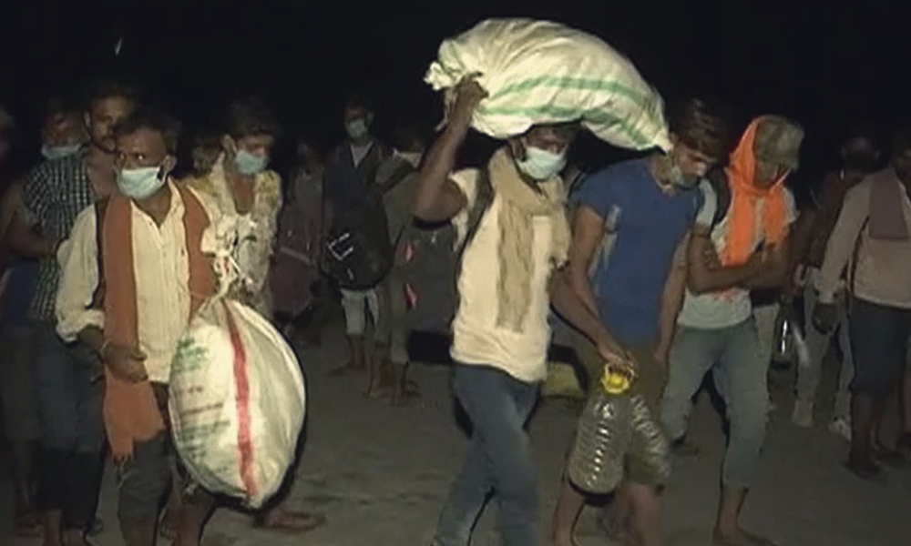 COVID-19 Lockdown: Hundreds Of Migrants Cross Yamuna River On Foot To Reach Bihar