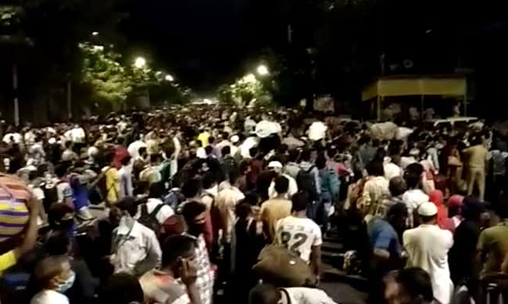 Migrants Gather Outside Mumbai CSMT Station Hoping To Board Train