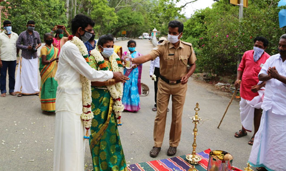 COVID-19: Couple Gets Married At Tamil Nadu-Kerala Border To Avoid Interstate Travel, Officials Make Arrangements