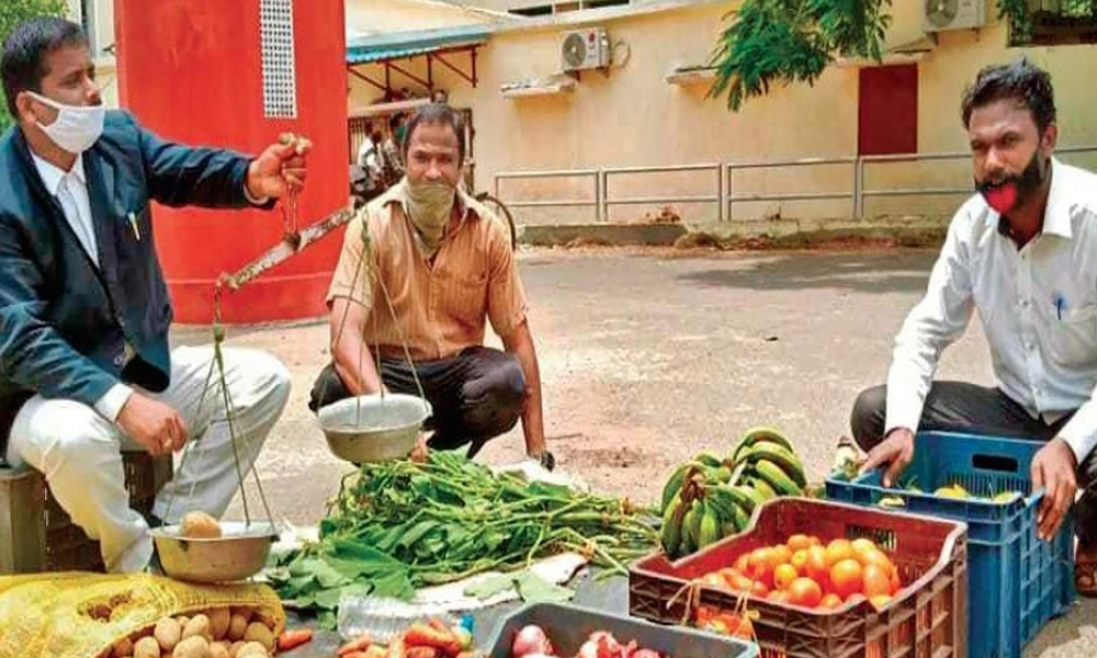 Cuttack: Lawyer Sells Vegetables Outside Orissa HC To Protest Against Delay In Financial Aid Amid COVID-19
