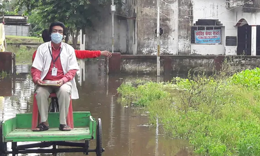 With Roads Flooded, Bihar Doctors Travel On Thelas To Reach COVID-19 Facilities