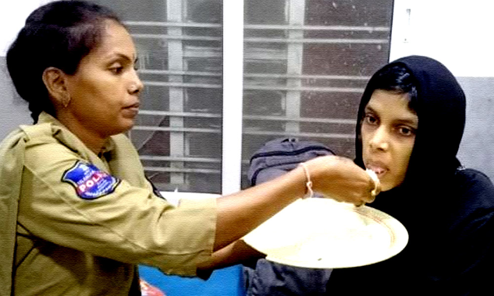 Hyderabad: Lady Constable Wins Praise For Feeding Homeless Mother, Nursing Her Baby