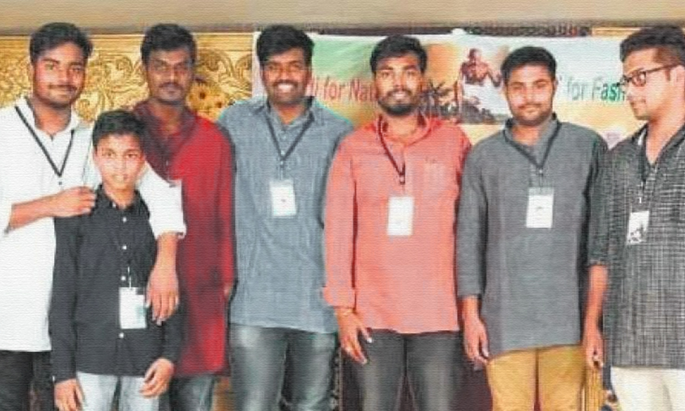 Andhra Pradesh: The Techies Who Went Out Of Their Way To Help Weavers Market Ponduru Khadi