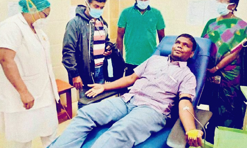 Tamil Nadu: Visually Challenged Teacher Donates Blood Amid Pandemic