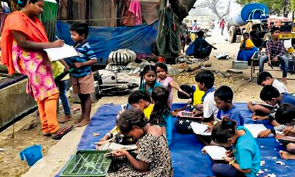 Unable To Complete Her Education, This 24-Yr-Old Telangana Woman Is Now Teaching Underprivileged Kids Under A Tree