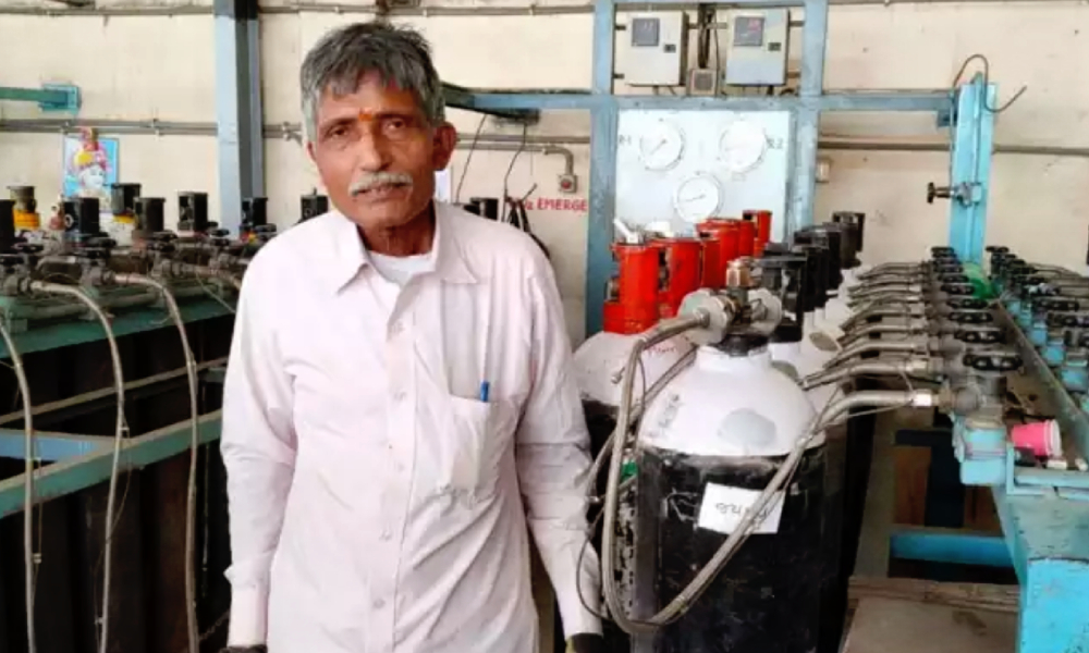Gujarat: After Son Loses Job, 73-Yr-Old Returns To Work At Oxygen Bottling Plant
