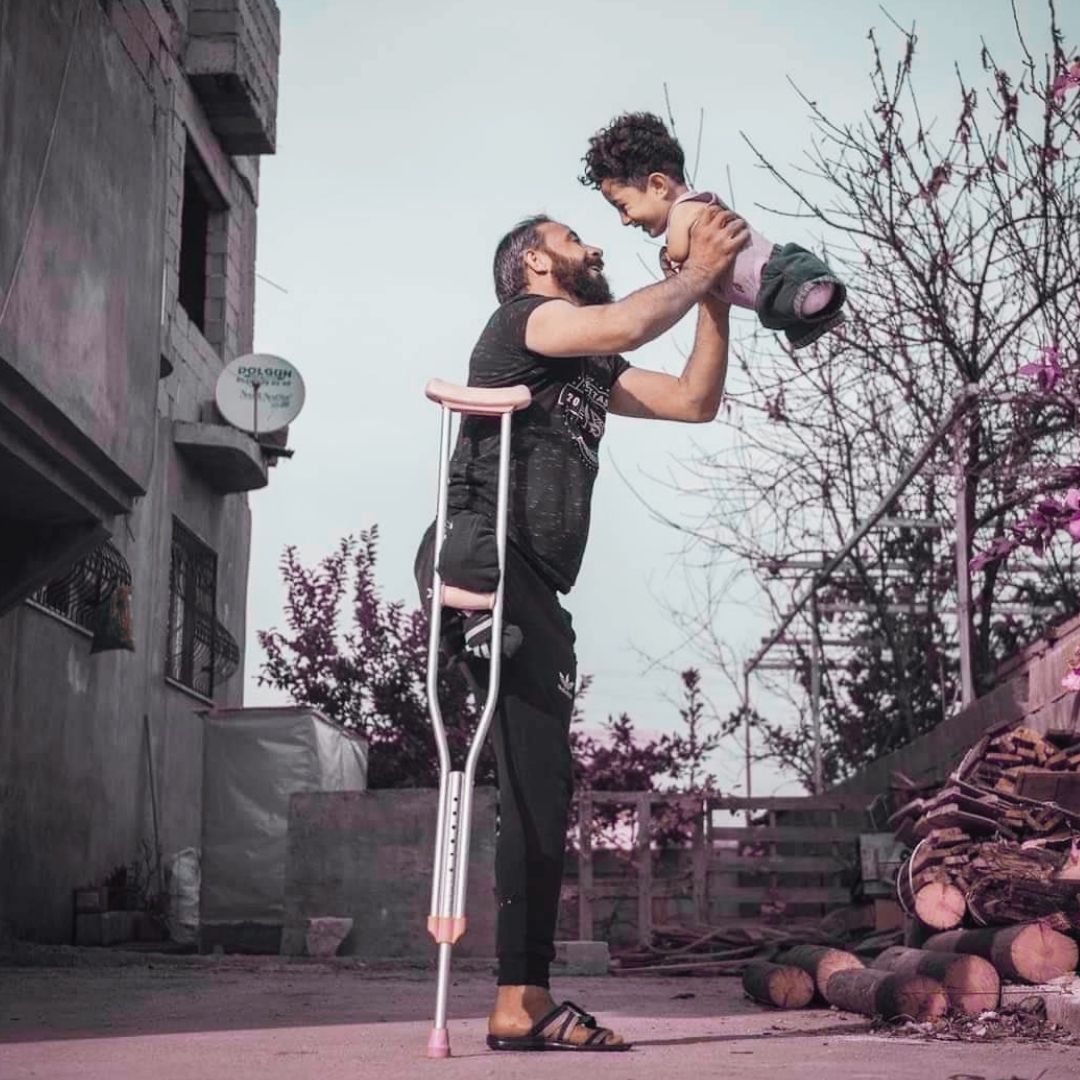 Heartwarming Photograph Of Syrian Father And Son By Turkish Photographer Wins Photo Of The Year